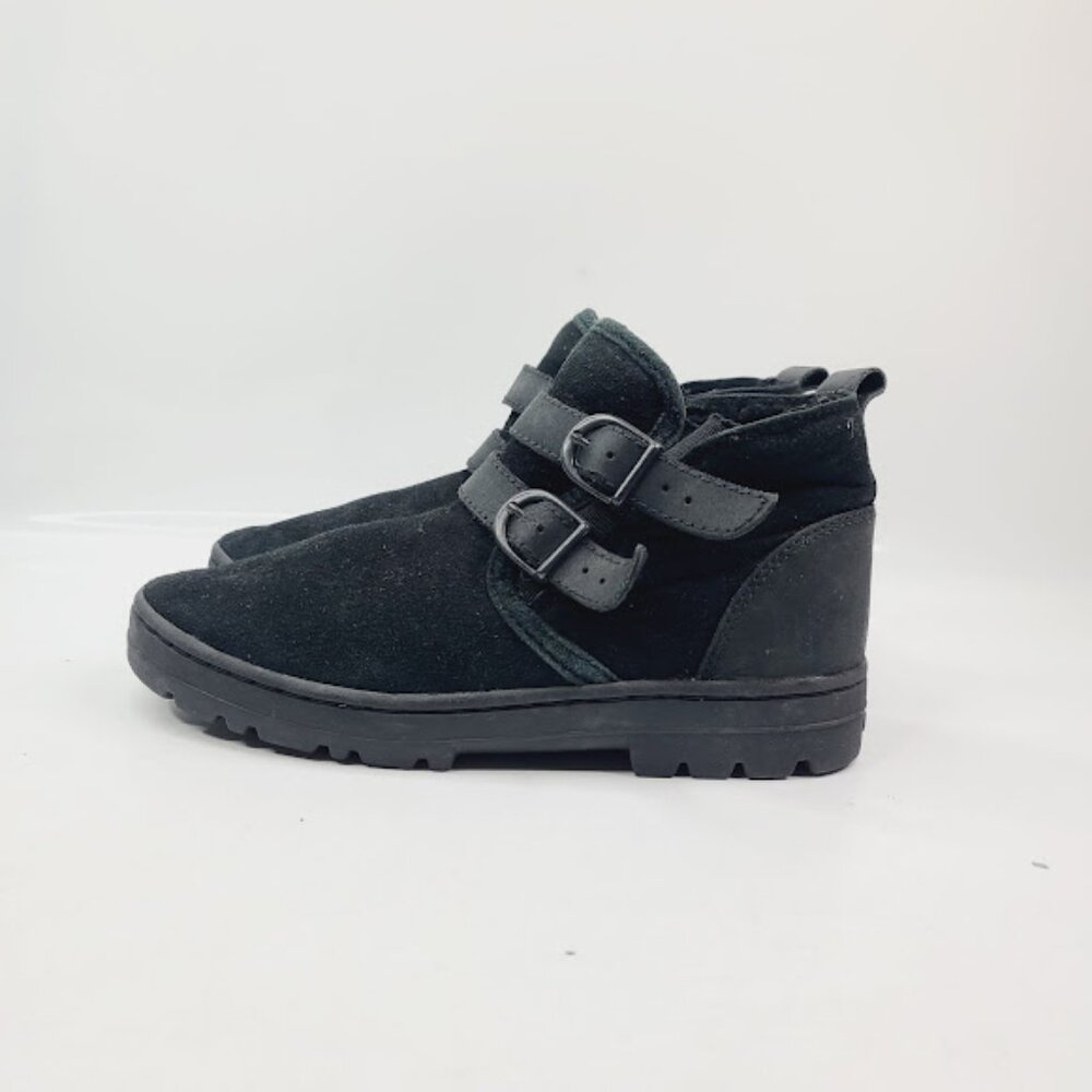 UGG Women's Black Sheepskin Buckle Outdoor Winter Anke Snow Boots Size 9 - Picture 2 of 7